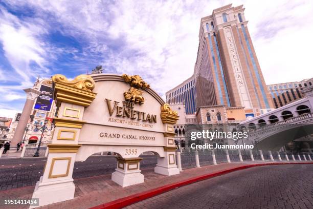 vista de the venetian hotel and casino las vegas - venetian hotel las vegas fotografías e imágenes de stock