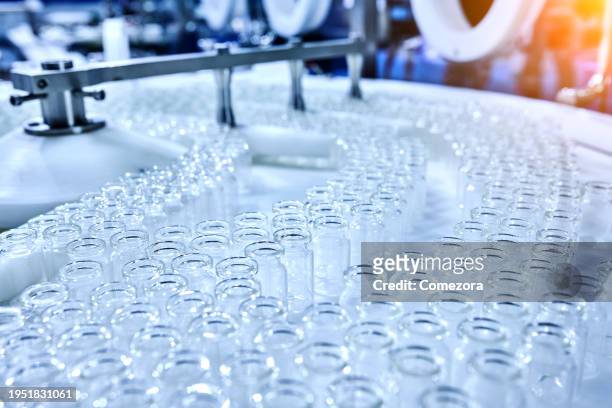 medicine transparent vials at production line - kraakbeenring stockfoto's en -beelden