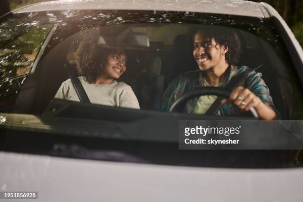 glückliches schwarzes paar, das eine reise mit dem auto genießt. - wonderlust stock-fotos und bilder
