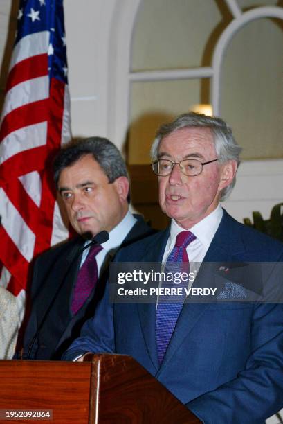 L'ambassadeur américain en France Howard H. Leach et le directeur de la Police nationale Patrice Bergougnoux s'adressent à la presse, le 02 avril...