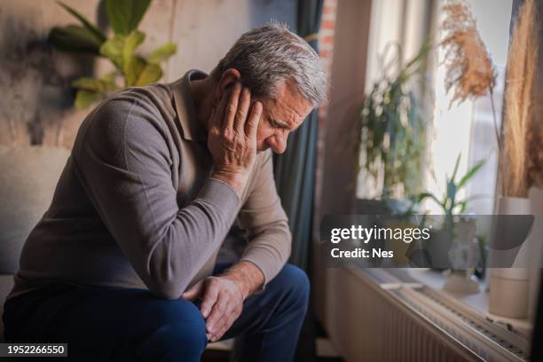 uomo stressato e infelice con forte mal d'orecchi - depressione foto e immagini stock