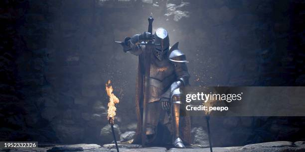 chevalier agenouillé à l’intérieur du château - chevalier photos et images de collection