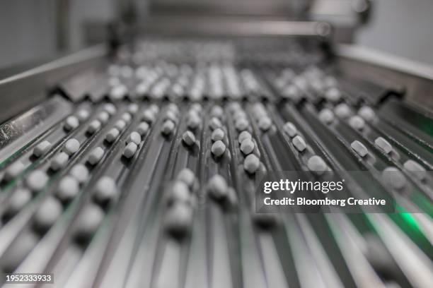 pills on a production line - food and drug administration photos et images de collection
