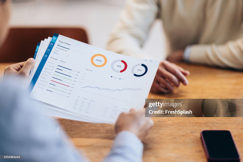 Analyse der Zahlen: Nahaufnahme eines Finanzberichts in einer Besprechung