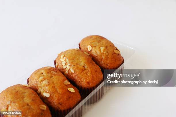 banana muffins ready to eat - muffin à la banane photos et images de collection