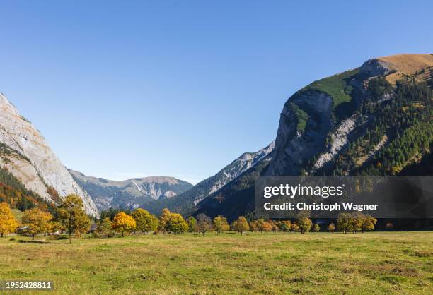 bayerische alpen, großer ahornboden - karwendel mountains stockfoto's en -beelden