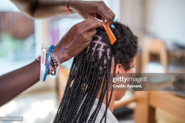 peluquería casera con trenzas - trenzado fotografías e imágenes de stock