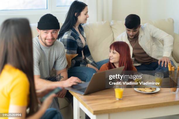 mitbewohner entspannen sich in einem wohnzimmer - studentenwohnung stock-fotos und bilder