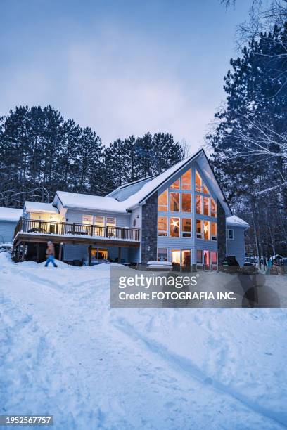 casa del lago en invierno - chalé fotografías e imágenes de stock