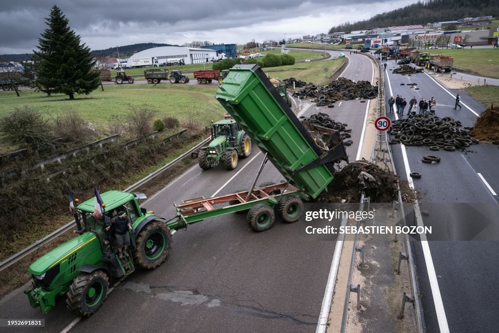 TOPSHOT-FRANCE-EU-AGRICULTURE-DEMONSTRATION-CLIMATE