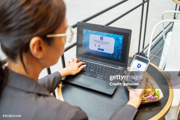 protección de teléfonos inteligentes con autenticación de dos factores (2fa) - estafador fotografías e imágenes de stock