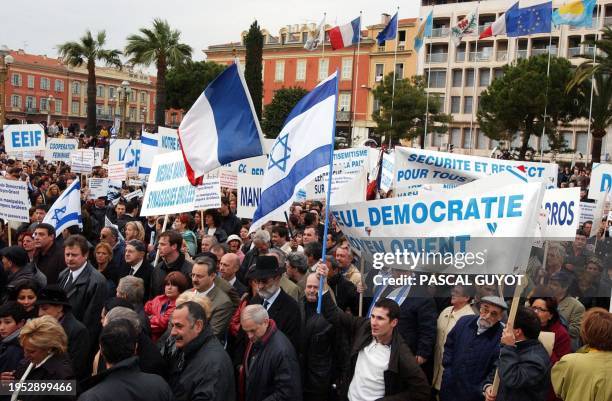 Plusieurs centaines de personnes manifestent dans le centre de Nice, le 07 avril 2002, à l'appel du Conseil représentatif des institutions juives de...