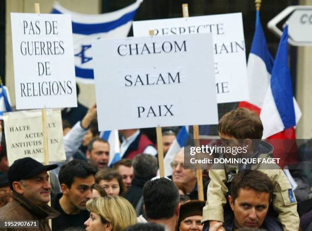 Plusieurs centaines de personnes manifestent dans le centre de Montpellier, le 07 avril 2002, à l'appel du Conseil représentatif des institutions...