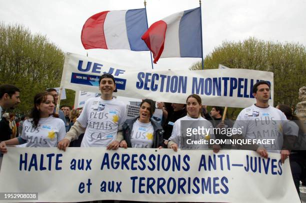 Plusieurs centaines de personnes manifestent dans le centre de Montpellier, le 07 avril 2002, à l'appel du Conseil représentatif des institutions...