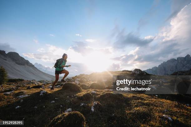 laufen durch die italienischen alpen - ultramarathon stock-fotos und bilder