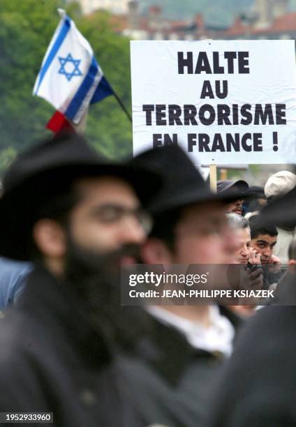 Quelque 8.000 personnes manifestent, le 07 avril 2002 dans les rues de Lyon, pour protester contre l'antisémitisme, le terrorisme, et soutenir le...