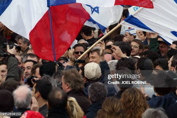 Le candidat DL à l'élection présidentielle, Alain Madelin défile, le 07 avril 2002 dans les rues de Paris, lors d'une manifestation, pour protester...