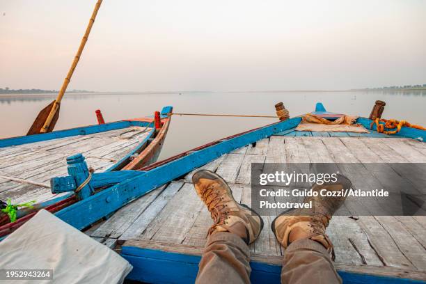 india, navigation along gange river to varanasi - nature one festival 2013 stockfoto's en -beelden