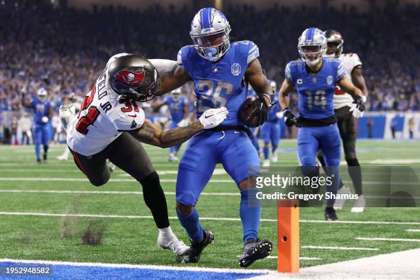 Jahmyr Gibbs of the Detroit Lions rushes for a touchdown against Antoine Winfield Jr. #31 of the Tampa Bay Buccaneers during the fourth quarter of...