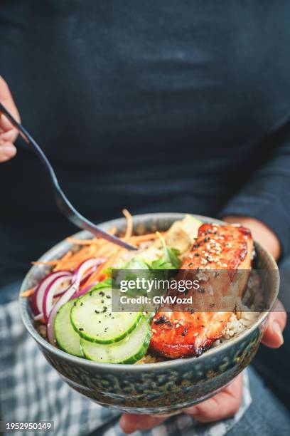 spicy salmon bowl with rice, carrots, cucumber and avocado - zalm gerecht stockfoto's en -beelden