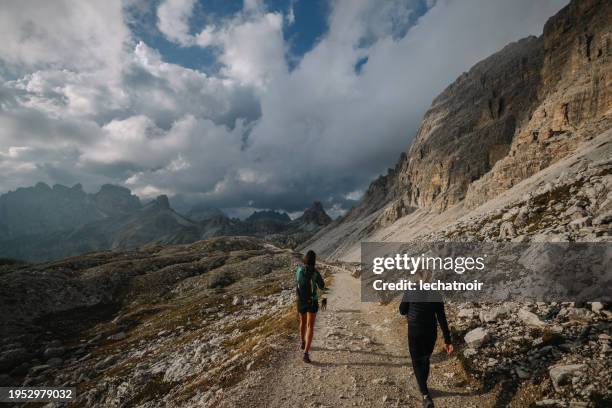 tourists hiking the italian alps - tre cime di lavaredo stock pictures, royalty-free photos & images