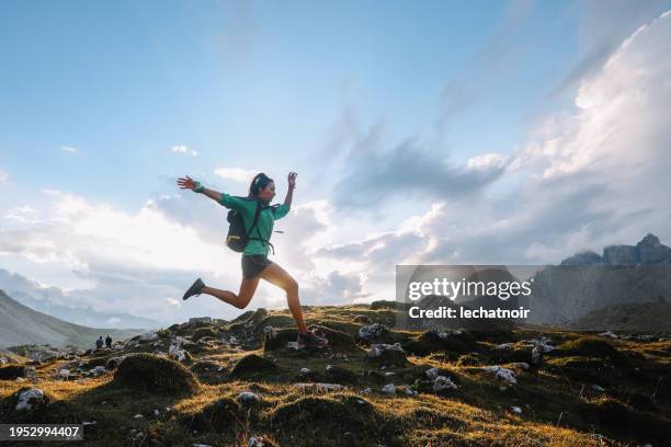 laufen durch die italienischen alpen - ultramarathon stock-fotos und bilder