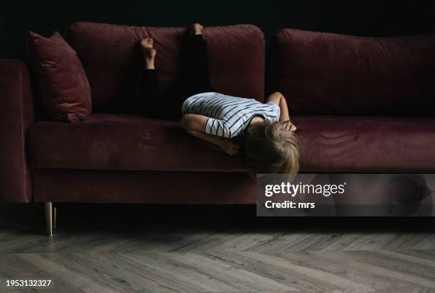 little boy looking under the bed - chercher sous photos et images de collection