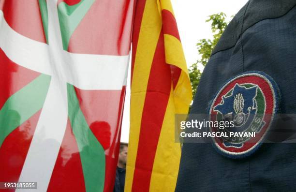 Vue prise le 10 avril 2002 à Toulouse d'un écusson des douanes alors que flottent deux drapeaux basque et catalan, représentant deux des principales...