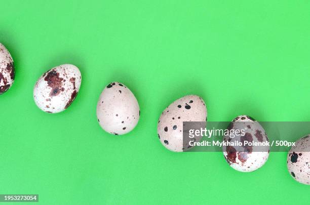 directly above shot of easter eggs on green background - pascoa stockfoto's en -beelden