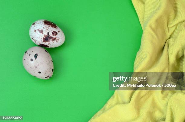 directly above shot of easter eggs on green background - pascoa stock-fotos und bilder