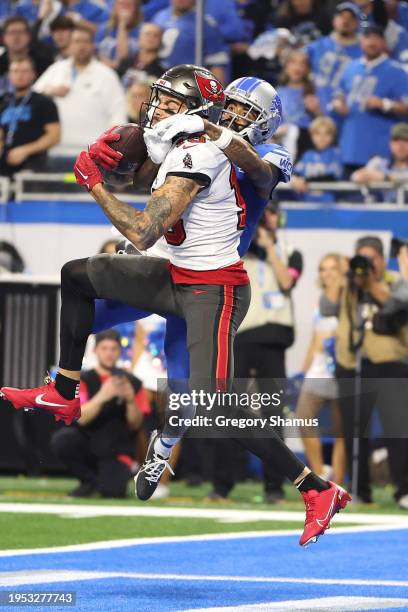 Mike Evans of the Tampa Bay Buccaneers catches a pass for a touchdown in front of Cameron Sutton of the Detroit Lions during the fourth quarter of...