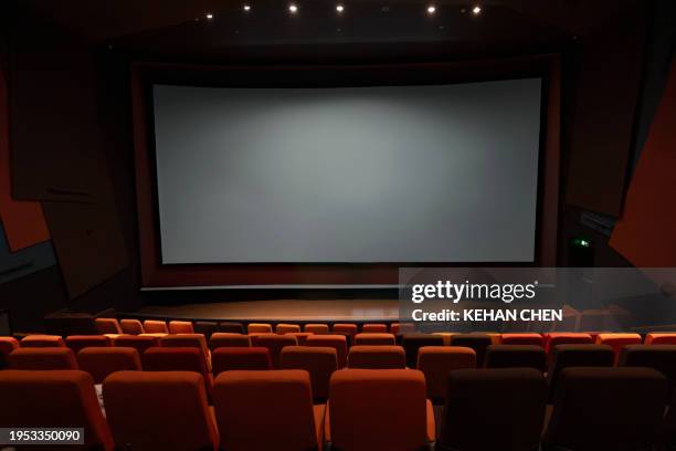 wide shoot of movie cinema with empty sits chairs - projection de films photos et images de collection
