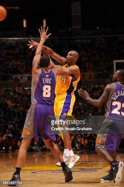 Kobe Bryant of the Los Angeles Lakers passes against Channing Frye of the Phoenix Suns in Game One of the Western Conference Finals during the 2010...