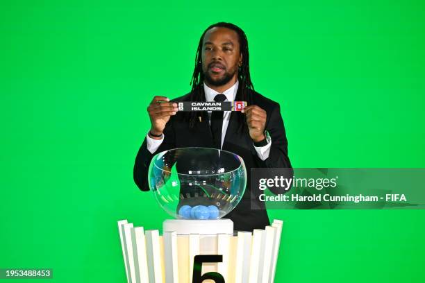 Draws Assistant 36 Cunningham Islands Stock Photos, High-Res Pictures, and Images ...
