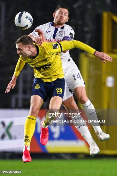 Union's Gustaf Nilsson and Anderlecht's Jan Vertonghen fight for the ball during a Croky Cup 1/4 final match between Royale Union Saint-Gilloise and...