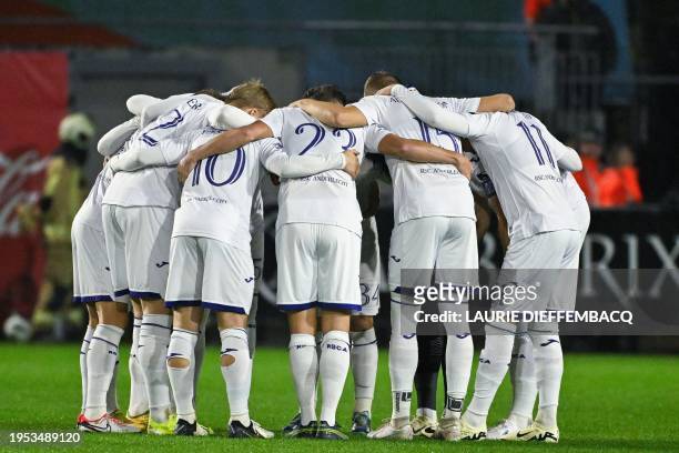 Anderlecht's players pictured at the start of a Croky Cup 1/4 final match between Royale Union Saint-Gilloise and RSC Anderlecht, in Brussels,...