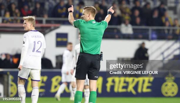 Referee Lothar D'Hondt gestures during a Croky Cup 1/4 final match between Royale Union Saint-Gilloise and RSC Anderlecht, in Brussels, Thursday 25...
