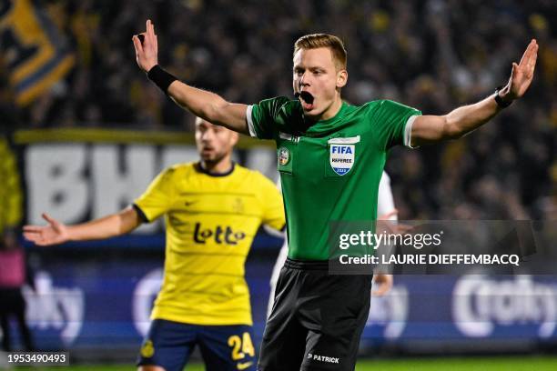 Referee Lothar D'Hondt pictured during a Croky Cup 1/4 final match between Royale Union Saint-Gilloise and RSC Anderlecht, in Brussels, Thursday 25...