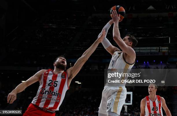 Olympiacos Piraeus' US forward Alec Peters vies with Real Madrid's Croatian forward Mario Hezonja during the Euroleague round 23 basketball match...