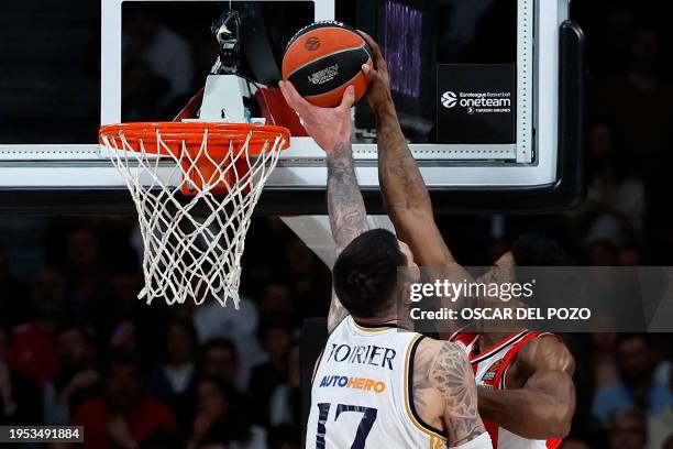 Olympiacos Piraeus' US guard Shaquielle McKissic attemps a shot in spite of Real Madrid's French center Vincent Poirier during the Euroleague round...