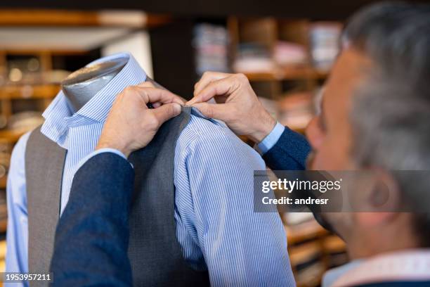 primer plano de un sastre que cose ropa en un maniquí - custom tailored suit fotografías e imágenes de stock
