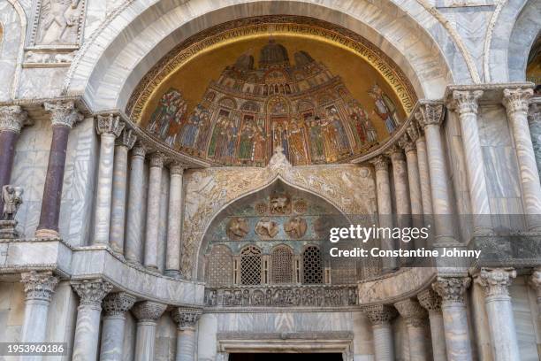 intricate gothic architecture detail of st. mark’s basilica, venice - apse stock pictures, royalty-free photos & images