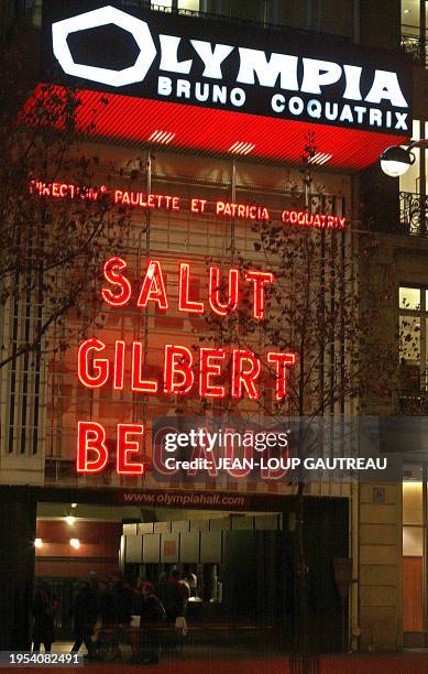 Vue prise le 19 décembre 2001 de la façade de la salle de music-hall l'Olympia qui rend un dernier hommage au chanteur Gilbert Bécaud, décédé la...