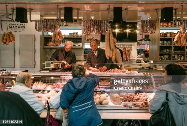 marché alimentaire du week-end à cahors - viande rouge photos et images de collection