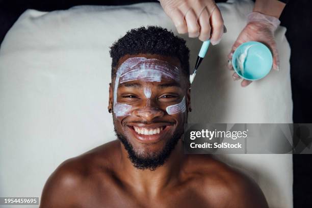 besuch beim dermatologen - kosmetikmaske stock-fotos und bilder