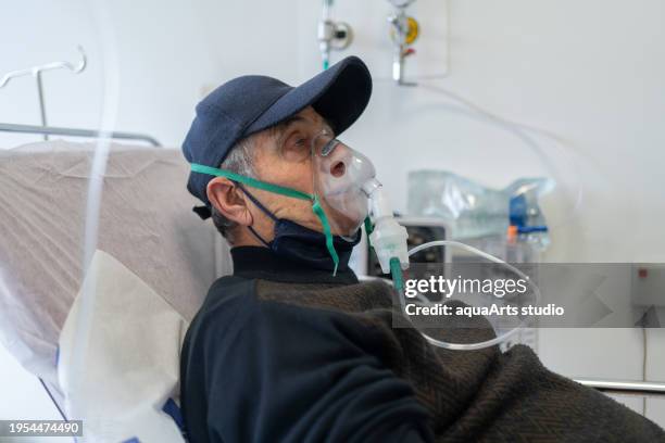 hombre mayor conectado a un respirador en el hospital - enfermedad-pulmonar-obstructiva-crónica fotografías e imágenes de stock