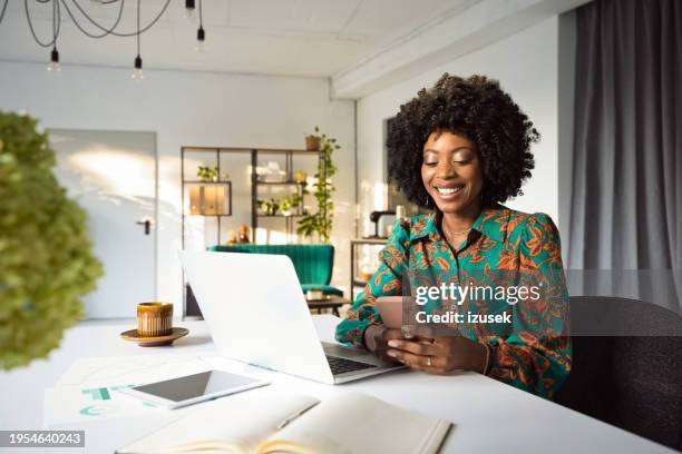 hermosa mujer que trabaja en una computadora portátil en una oficina - usar el portátil fotografías e imágenes de stock