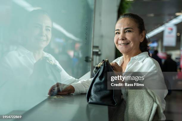 portrait of woman in airport cubicle - povo colombiano imagens e fotografias de stock