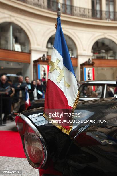 Vue prise le 14 avril 2002 du fanion tricolore à croix de lorraine d'une des voitures du général de Gaulle , une Simca, exposée à la bourse du...