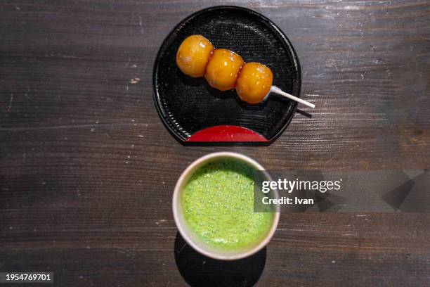 japanese rice dumpling or yaki mochi with soy bean sauce - kinako fotografías e imágenes de stock